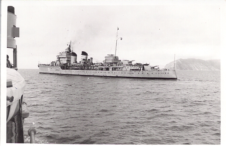 El crucero Miguel de Cervantes en Cartagena, hacia 1950, en los años exactos de estas páginas