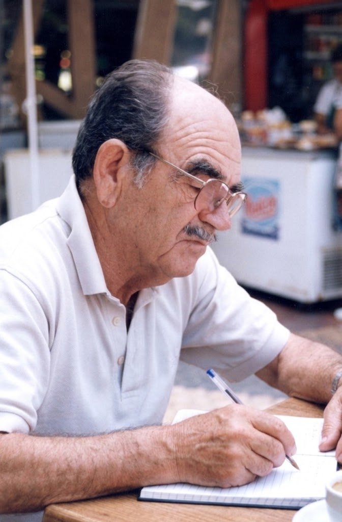 Tomás Gómez Arroyo escribiendo en el paseo de la Playa de Las Canteras, la misma escena que describe al abrir sus memorias.