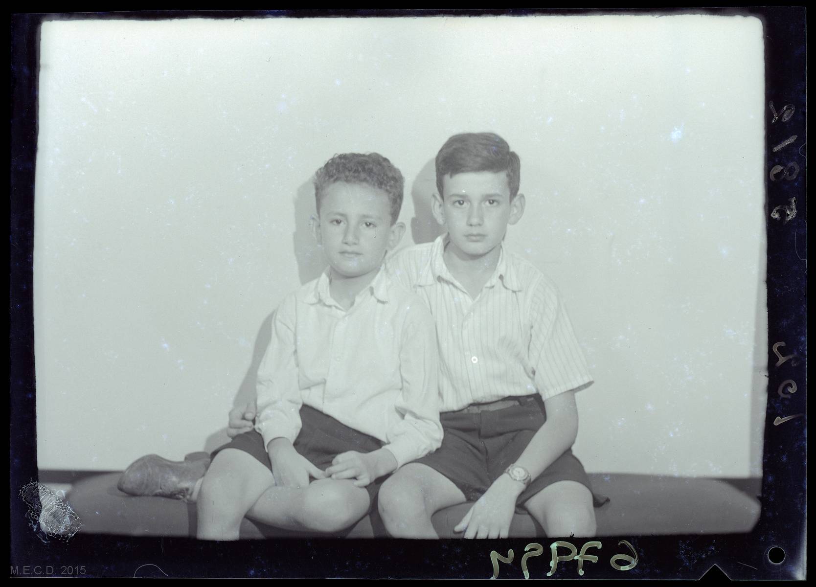 Sus hermanos Cástor y Néstor en 1944, retratados por su padre, el pintor y fotógrafo Tomás Gómez Bosch