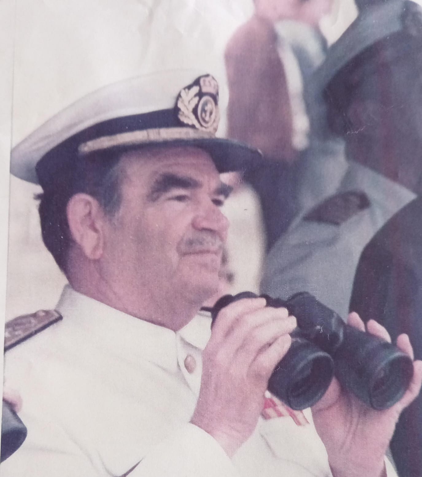 Tomás Gómez Arroyo, ya Vicealmirante, con prismáticos. Fotografía familiar provisional; fecha y ocasión por confirmar.