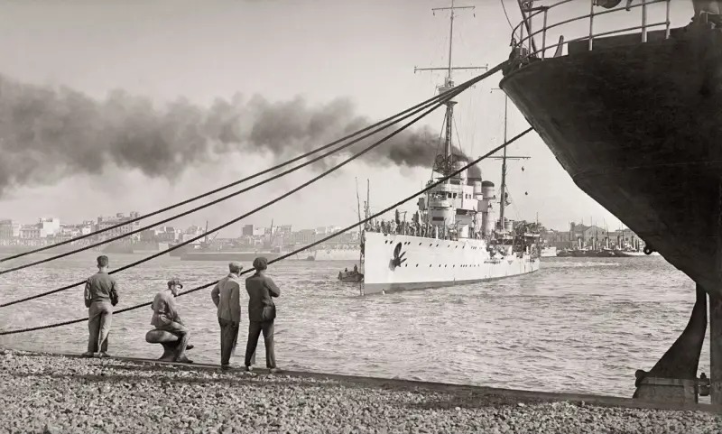 Puerto de Ceuta con buque de guerra entrando, 1925