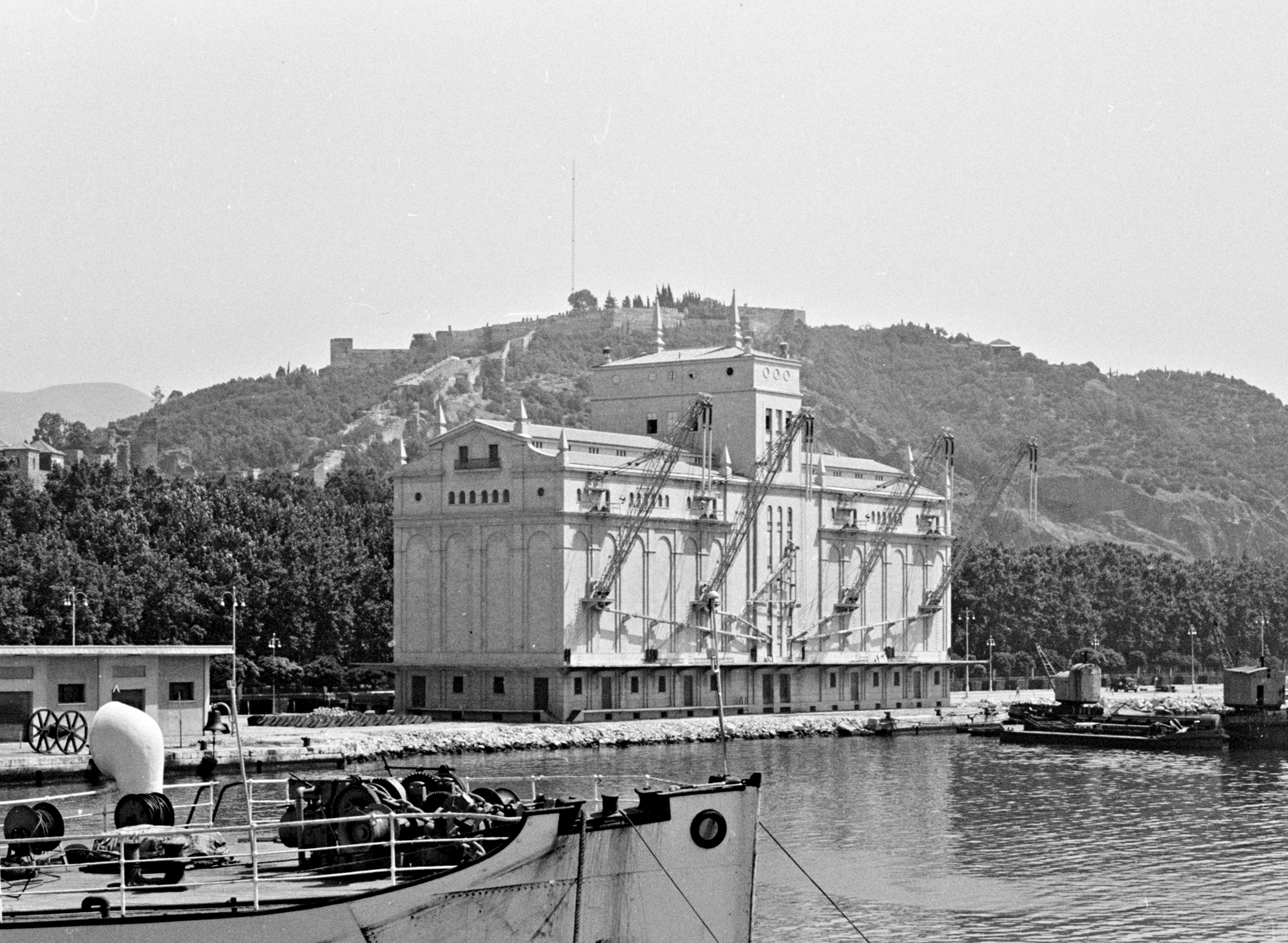 Puerto de Málaga con el silo de grano y el castillo de Gibralfaro al fondo, 1959