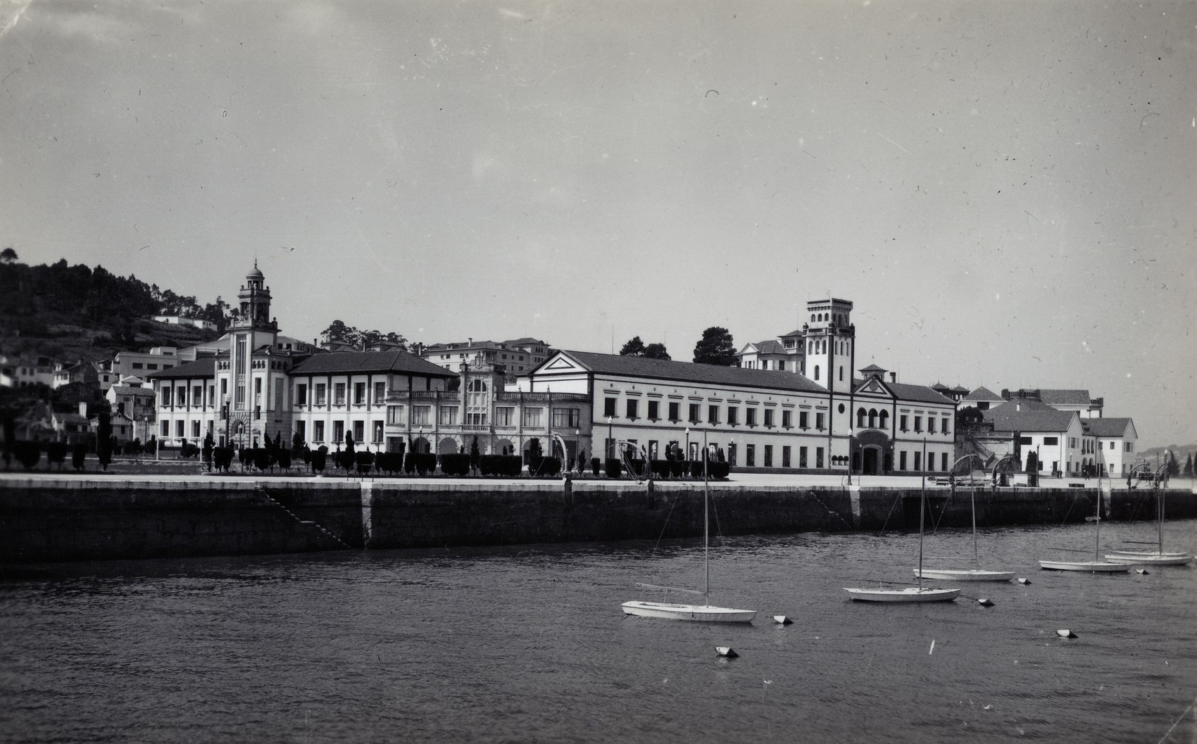 La Escuela Naval Militar de Marín vista desde la dársena, con veleros amarrados