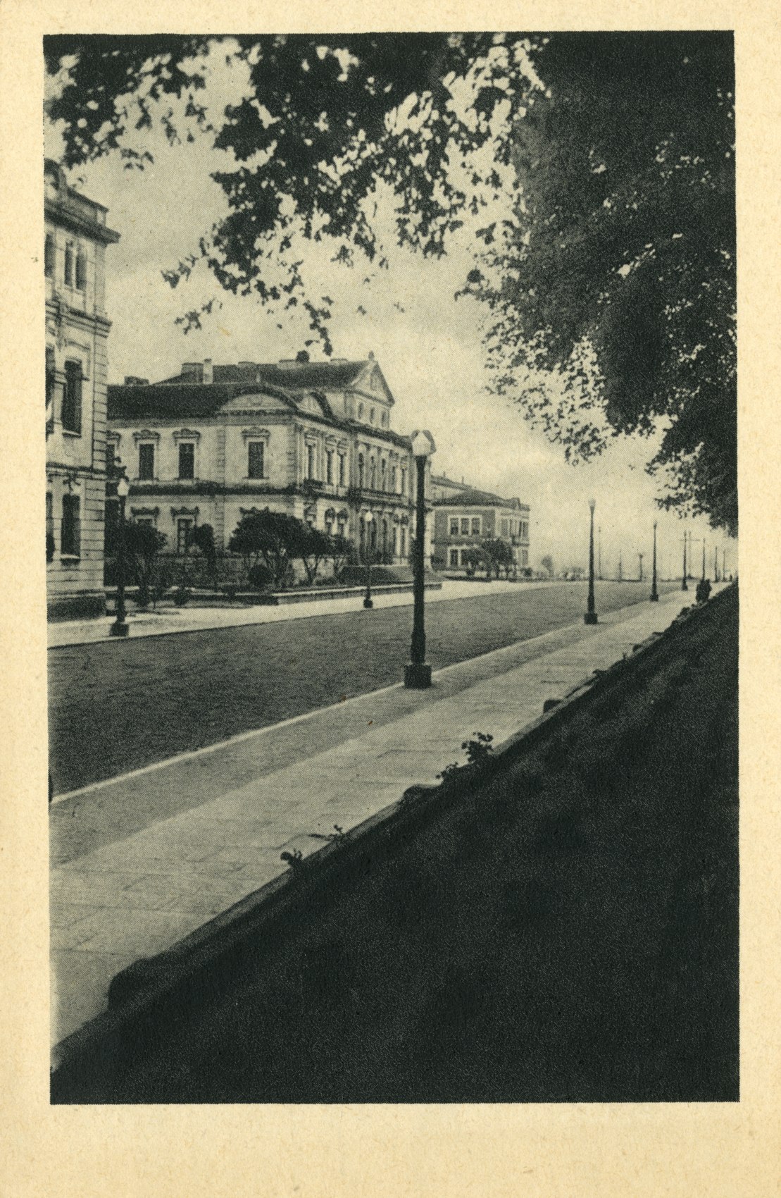 Avenida de la Alameda de Pontevedra, con el Palacio de la Diputación al fondo