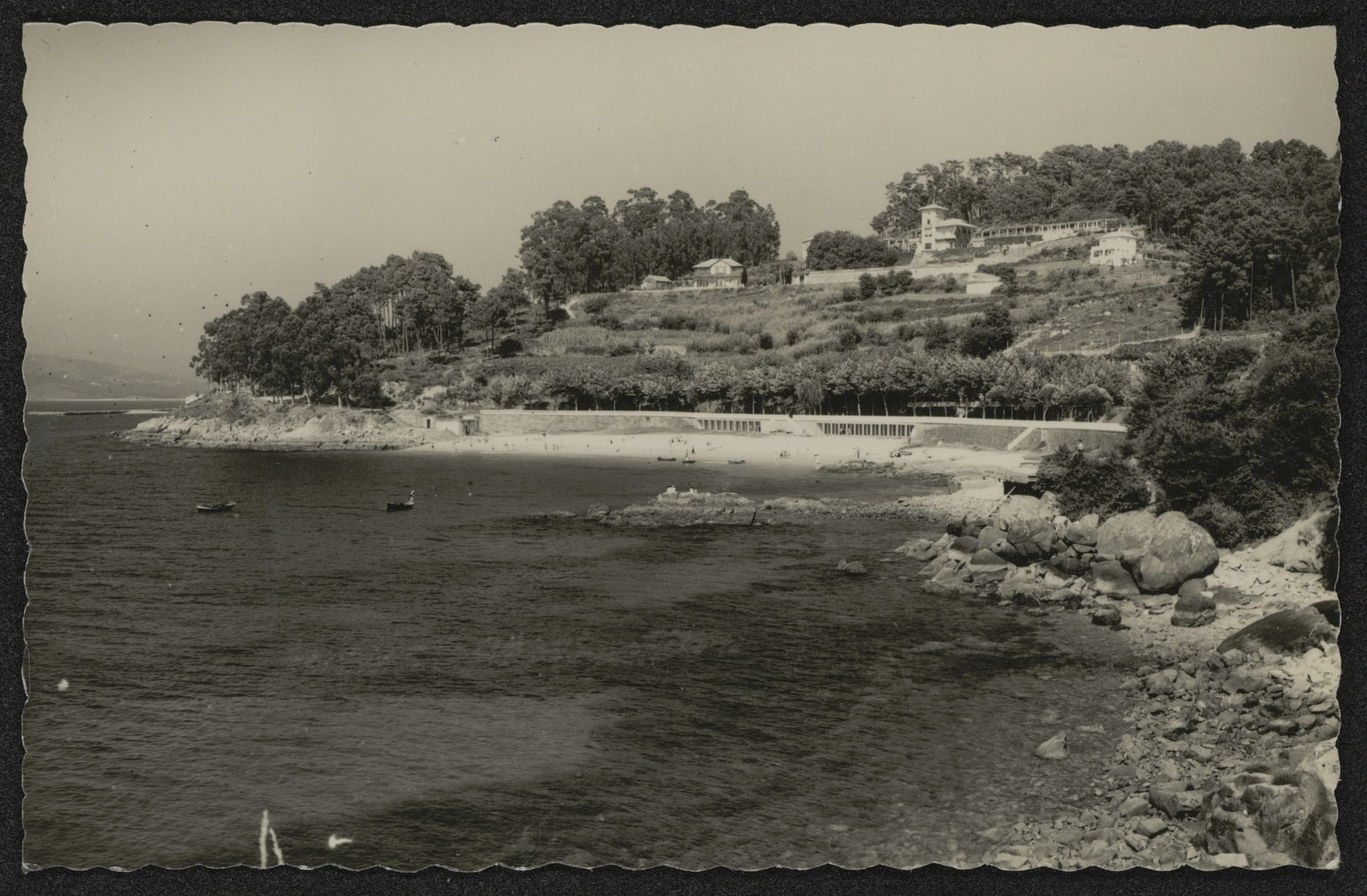Vista panorámica de la playa de Portocelo, con edificios sobre la colina