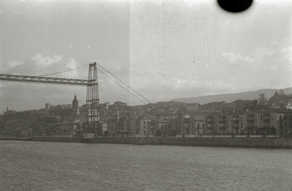 Puente colgante de Portugalete visto desde la otra orilla de la ría, 1943